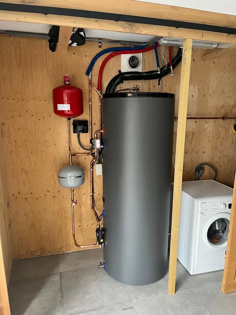 Warmtepompboiler installatie in technische ruimte