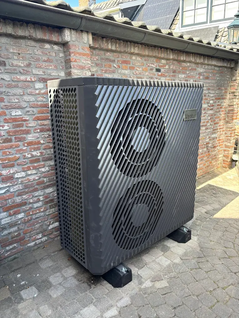 Ventus warmtepomp tegen gemetselde muur